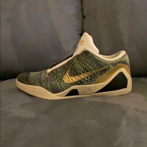 Custom KOBE 9, 9/10 condition, barely worn.